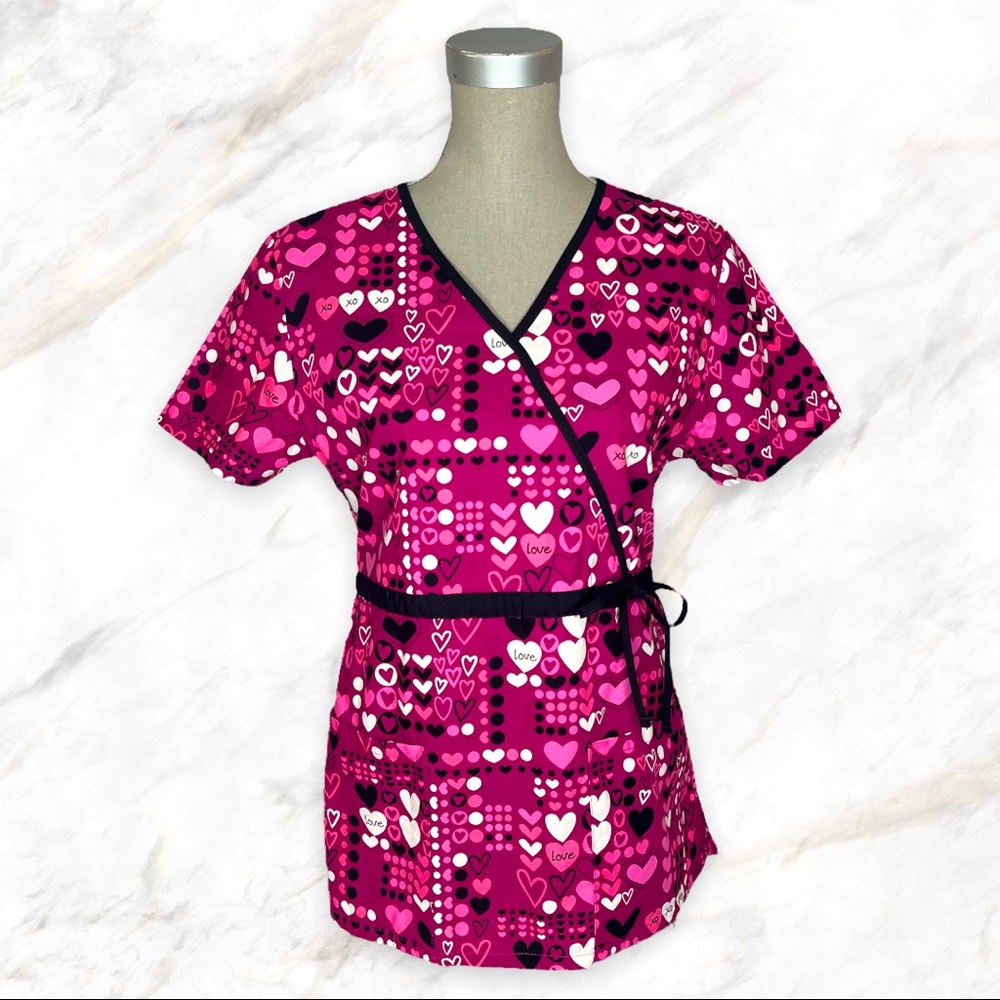 Scrub H.Q. | Pink Heart Print Scrub Top